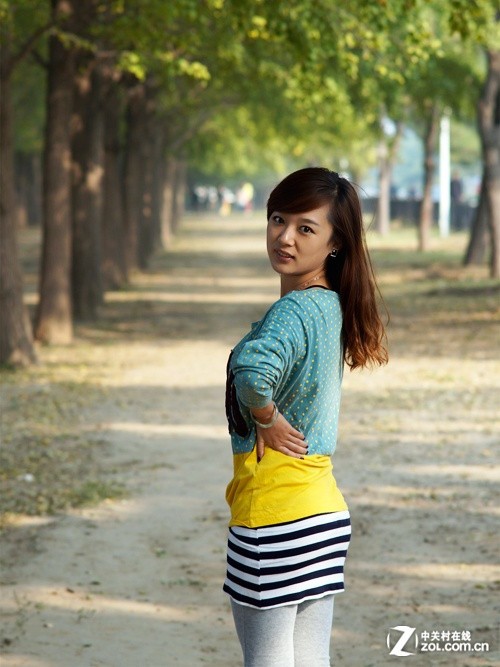 <em>美女</em>与汉王电纸书<em>黄金屋</em>感受秋天之美_电子书