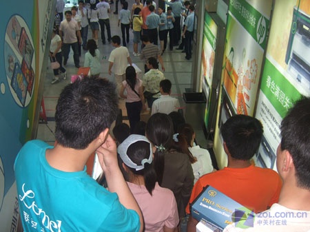 电梯内人群拥挤