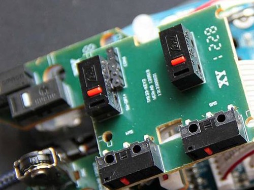 　凌豹牧马人全背光游戏鼠标深度拆解 