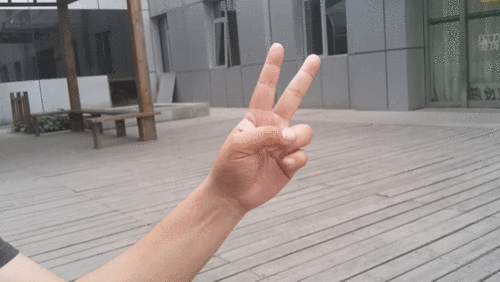 在按动快门后,手机会记录下一个时间段内画面中的变化.