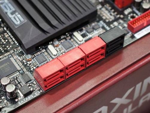 华硕ROGMaximus V Formula主板I/O方面,预置6个USB3.0端口(2前4后)和8个USB2.0端口(4前4后),英特尔千兆网卡、DP/HDMI高清视频端口和5声道音频输出端口也一应俱全。还有,主板的mPCIeCombo多功能扩展卡提供双频Wi-Fi无线和蓝牙4.0模块。 编辑点评: 搭载Z77芯片组的华硕ROGMaximus V Formula主板拥有高效的散热设计,完美的游戏品质体验和震撼的音效输出,以上种种都使得M5F主板成为了游戏玩家和发烧友们的不二选择。 产品型号:华硕ROG