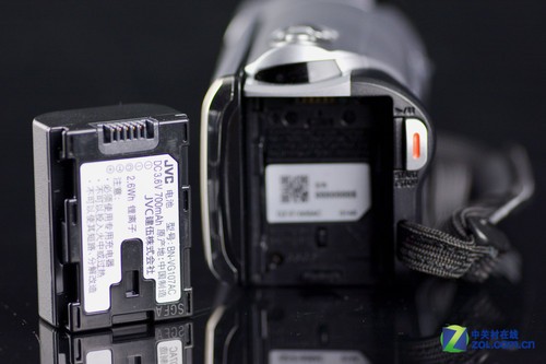 轻巧便携家用摄像机 JVC GZ-E100SAC外观图