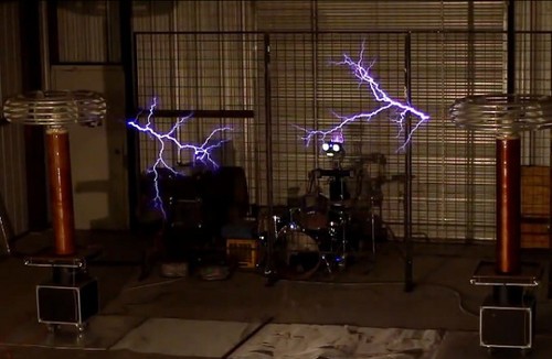 趣科技:看特斯拉线圈演奏《环太平洋》