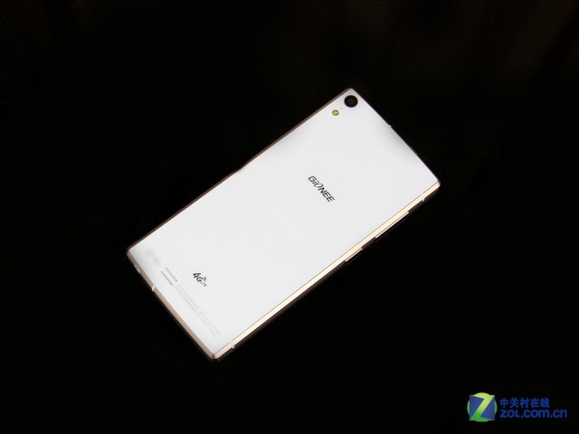 ELIFE S5.5L机身背面的设计较之前推出的ELIFE S5.5有一处明显的变化，就是摄像头部分不再是突出在外，而是与机身保持在一个平面上，从美观的角度看有所进步。
