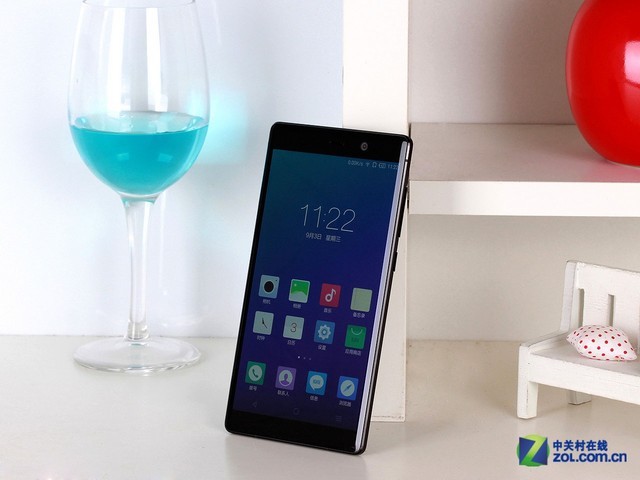 双卡双4G+2K屏幕 黑色版IUNI U3图赏