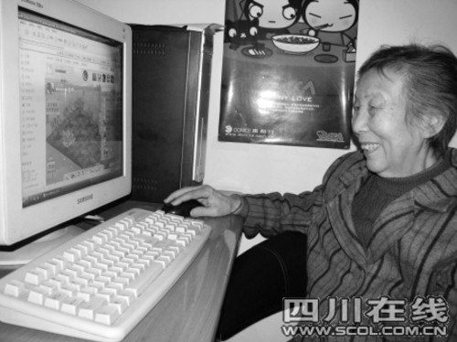 八旬老太打理7个农场 半夜偷菜老伴支持 