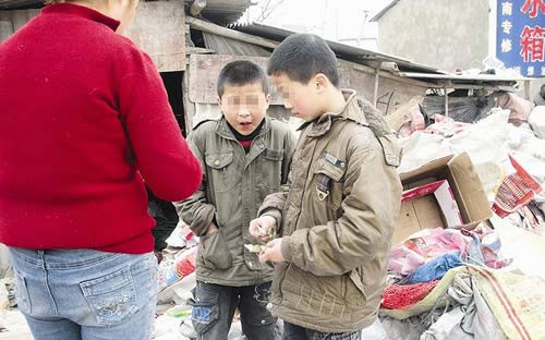 小学生拾荒挣钱上网 自力更生还是悲哀