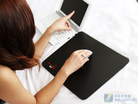 看到喷血 地狱火鼠标垫模特美女图.3