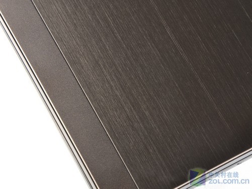 整机外观介绍 惠普ProBook 4326s整机外观非常贴合商务人士所需要的简洁沉稳风格,顶盖着色为摩卡黑,独特的色调搭配金属拉丝效果显得很有档次,笔记本A面采用镁铝合金材质很大程度保证机身的坚固和稳定,这款笔记本和之前推出的惠普ProBook 4321s经典机型的模具是完全一样的。