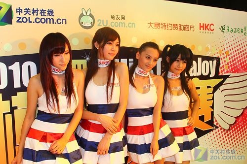ZOL展台四大美女光顾 遭惨无人道的围观