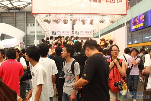 ZOL展台四大美女光顾 遭惨无人道的围观