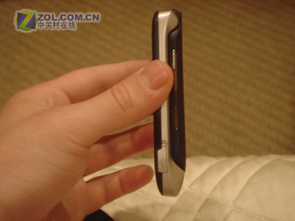 淘汰RAZR V3x?摩托神秘翻盖3G新机曝光