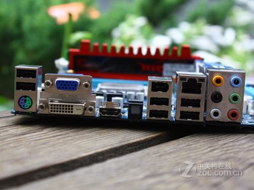 ����GA-880G-UD3H I/O�ӿ� 