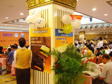 航嘉电源参加2006广州网吧团购会_电路图分享 电源从去年提倡的适用才是最好的以及节能为国,省钱利己的理念更是赢得的广大网吧业主的一致赞同。此次活动,航嘉作为机箱电源行业的唯一厂商代表参与了团购大会。参加此次活动的还有IT巨头Intel、技嘉科技、还有双飞燕、Kingmax等著名IT企业。 让我们随着记者的镜头来参观一下航嘉电源的展位。 航嘉电源目前有7大系列,总共20余款电脑电源投放DIY市场。功率方面,航嘉电源涵盖了200W到550W的额定功率;从版本来看,包含了ATX 12V 1.