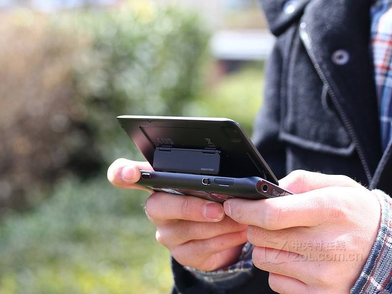 【人物外拍图】诺基亚E7灰色外观图片 图2-ZO