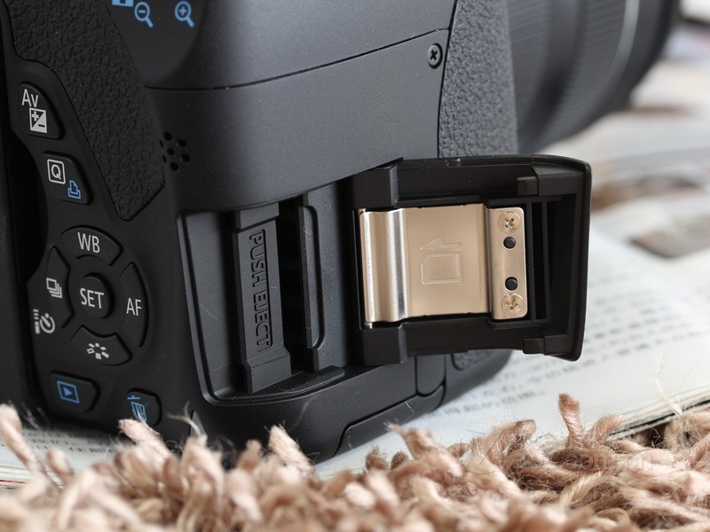 【室内效果图】佳能650D黑色存储卡槽图片 图