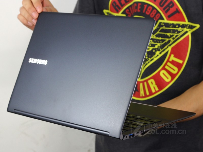 【人物效果图】三星900X3C深蓝色外观图片 图