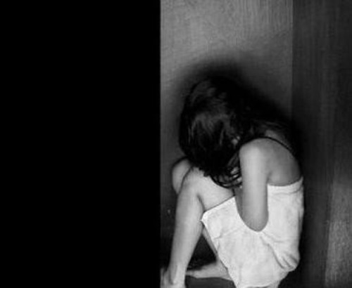 因与父亲赌气跑网吧<em>玩</em>游戏 <em>17岁少女</em>遭7人玷污