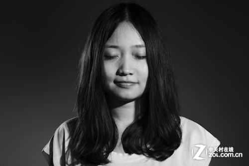 在一切都准备妥当之后,第一个被骗进评测室来体验