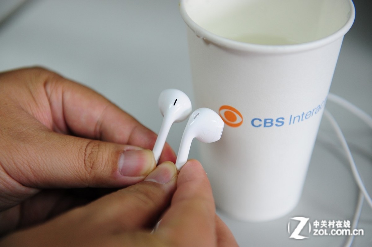 【高清图】浸泡也不怕? iPhone5耳塞防水性能