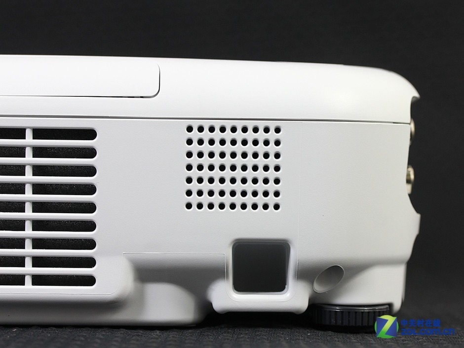 c20x投影图赏(59/70)     爱普生c20x投影机采用了以白色为主色调,它