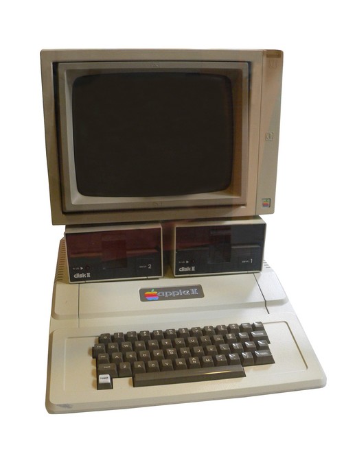 1977年由苹果公司推出的apple ii型电脑(图片来自维基百科)