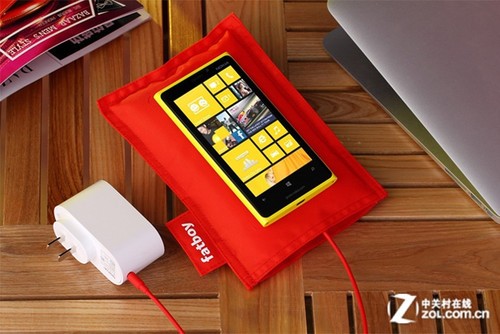 920 与 lumia 820),诺基亚同时发布了三款无线充电器配件:枕式的dt