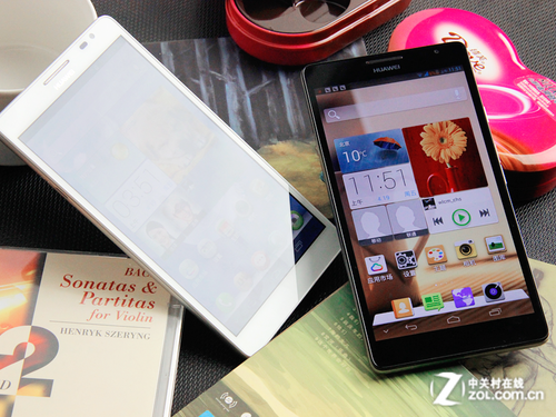 ��ɫ����Բ�ͬ �ڰ׻�ΪMate�Ա�ͼ�� 