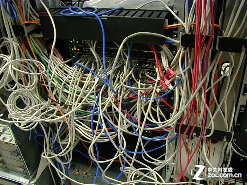 服务器 产业 > 正文  1,线缆混乱不堪   数据中心有太多的硬件设备