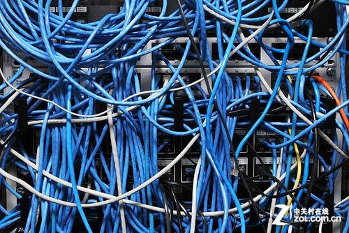 线缆混乱不堪:数据中心有太多的硬件设备需要线缆相连.