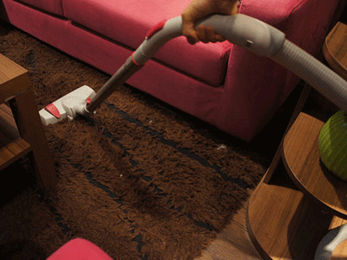 用吸尘器清扫地毯