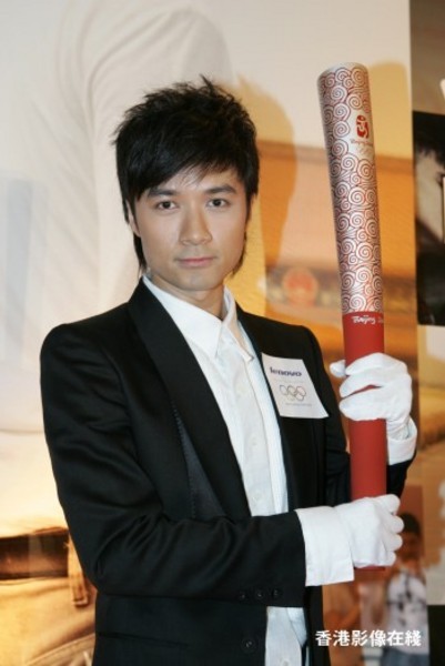 【高清图】 古巨基担任奥运香港区火炬手 兴奋难挡!图2