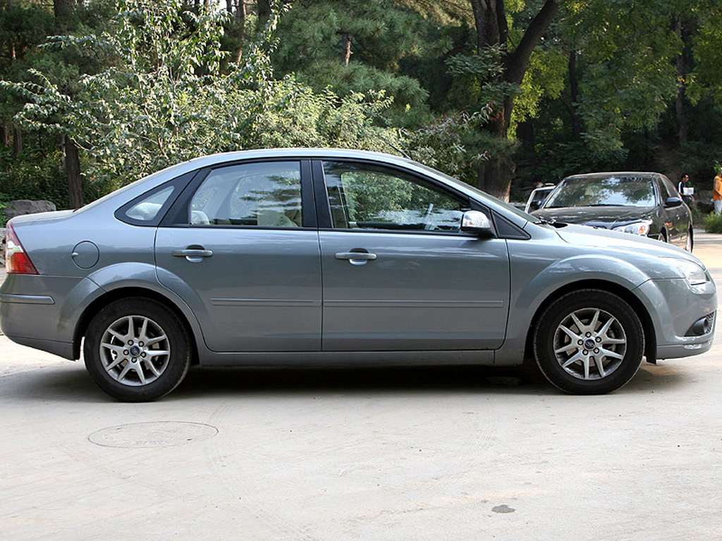 福克斯三厢1.8at时尚精英型