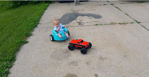 城会玩 美国爸爸用遥控车 座椅遛娃 (3/4)