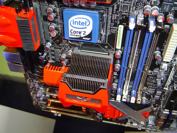 【高清图】 超惊艳亮相 华硕展示水冷散热x48主板图2