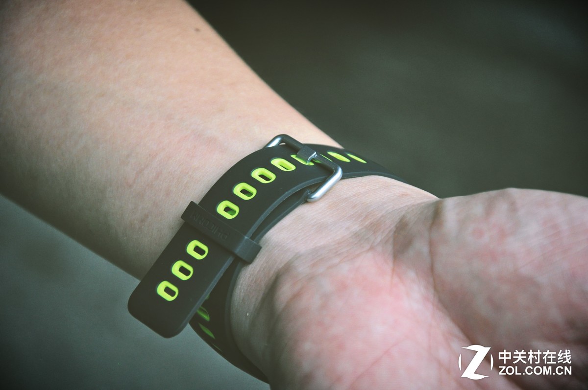【高清图】 阳光下自由奔跑 斐讯w3智能手环评测图1