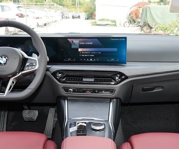 ����3ϵ 2025�� 325i M�˶���װ�пط�����5