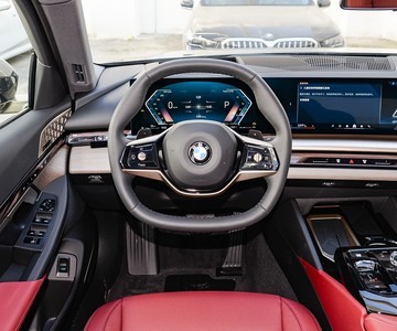 ����5ϵ 2025�� 525Li ������װ�пط�����1
