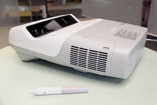 【高清图】 爱普生反射式超短焦互动投影450w上市图1