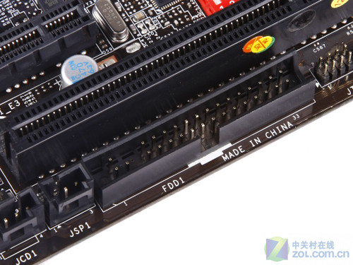 考虑到特殊人群的需求,微星880gm-e41还提供了软盘驱动器接口,将其