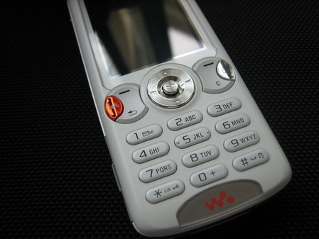 索爱w810终披白色战袍八张真机图欣赏