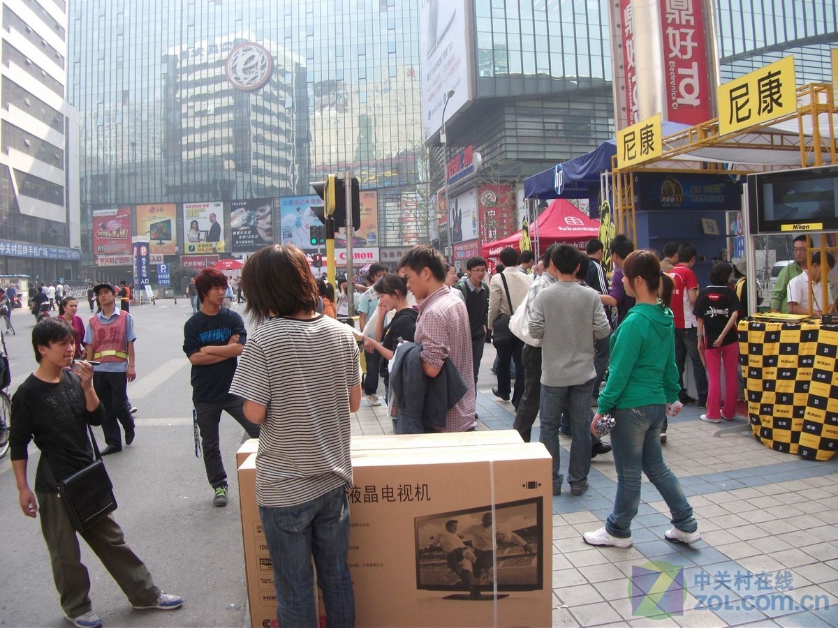 【高清图】 中关村节后卖场探班:商铺营业人气旺 图1