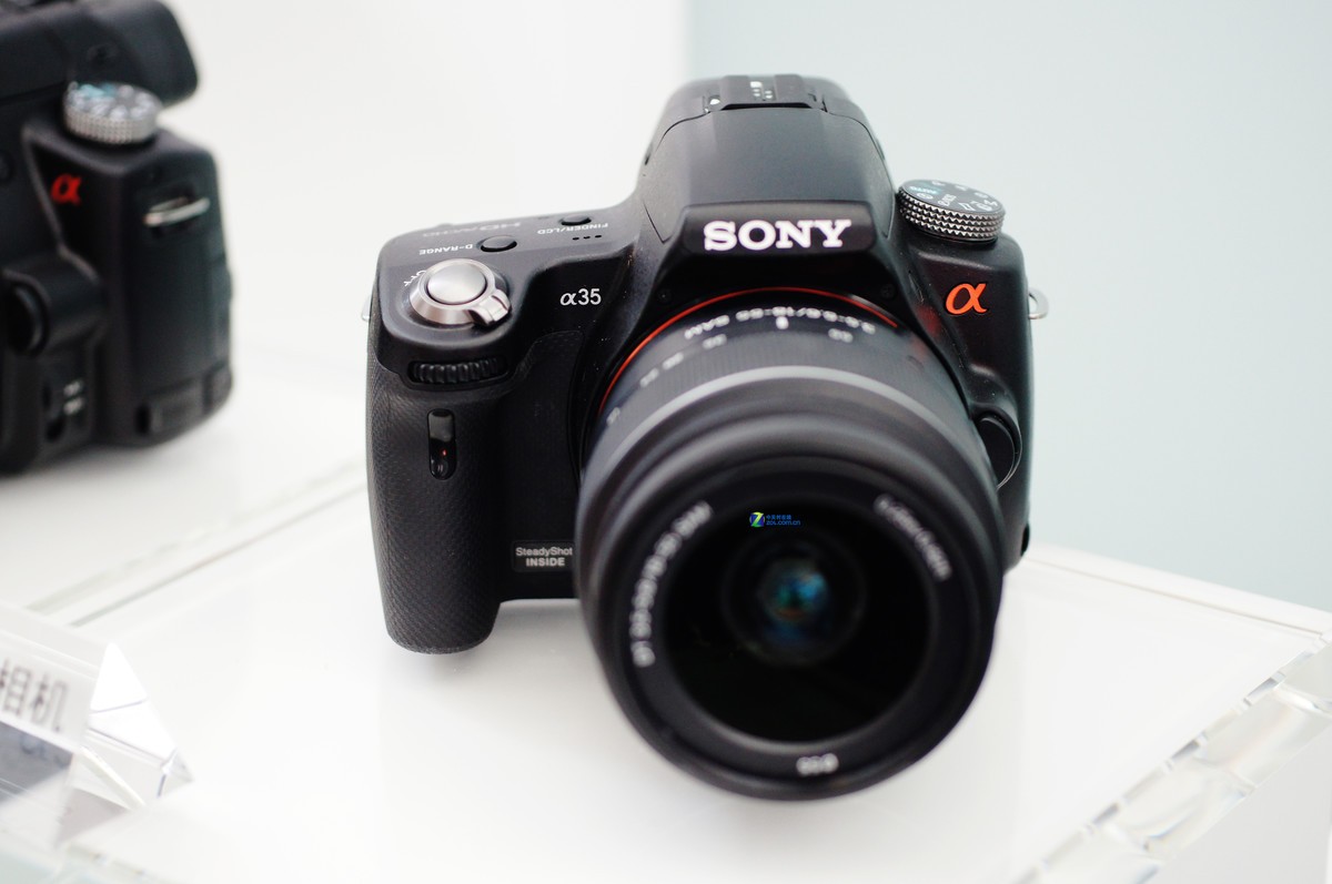 数码相机 索尼数码相机 索尼a35 图片 返回综述页 1 / 18隐藏